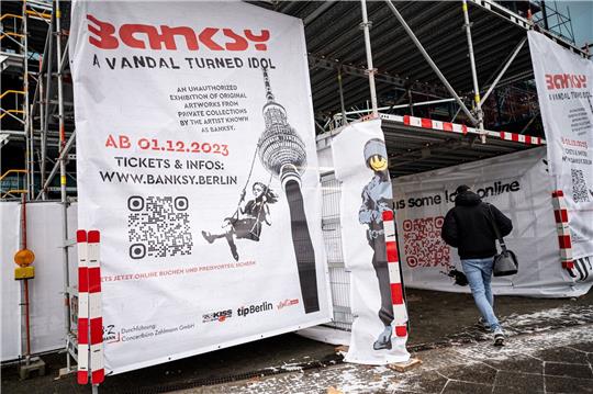 Eine Ausstellung in Berlin widmet sich dem unbekannten Streetart-Künstler Banksy.