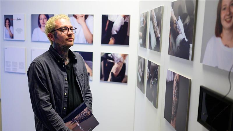 Eine Ausstellung in Lüneburg zeigt, wie Menschen ihr selbstverletzendes Verhalten überwinden können – mit Tattoos.