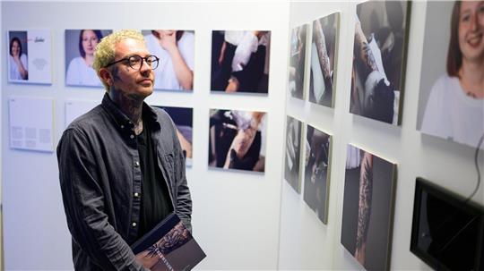 Eine Ausstellung in Lüneburg zeigt, wie Menschen ihr selbstverletzendes Verhalten überwinden können – mit Tattoos.