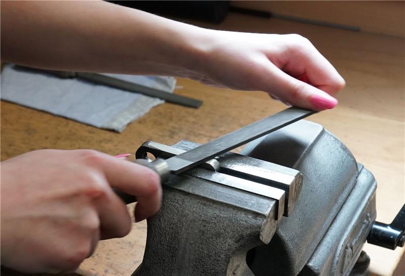 Eine Auszubildende zur Werkzeugmechanikerin arbeitet in der Auszubildenden-Werkstatt des Schreibgeräteherstellers Montblanc.