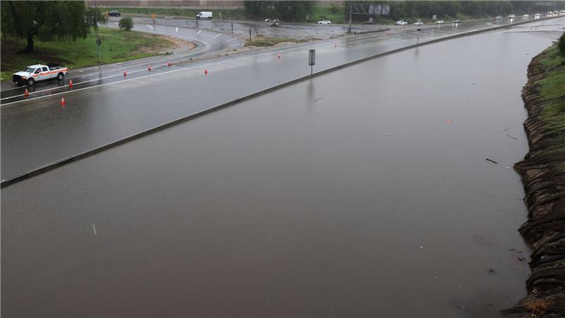 Eine Autobahn in Südkalifornien ist überschwemmt.