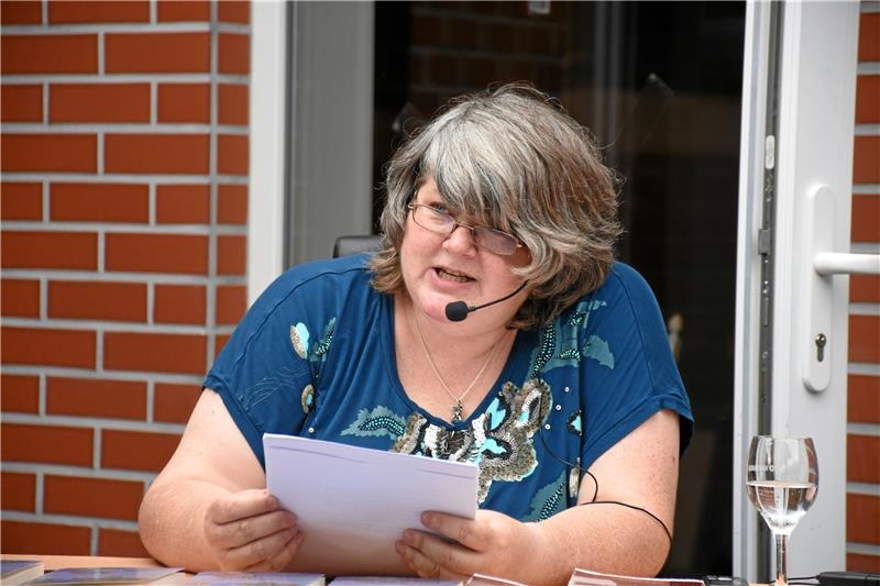 Sehnsucht nach Freiheit beflügelt Eine Autorin mit Humor und Biss und eine lebendige Vorleserin: Petra Hartmann spielt die Szenen ihres Romans nahezu. Fotos: Kempfer