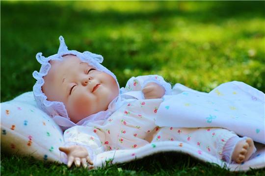 Eine Baby-Puppe, eingehüllt in zarten Stoff, war Anfang der 1950er Jahre ein Wunschtraum für Weihnachten.  Symbolfoto: Pixabay