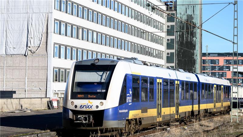 Eine Bahn des Eisenbahnverkehrsunternehmens Erixx steht im Braunschweiger Hauptbahnhof. (Symbolbild)