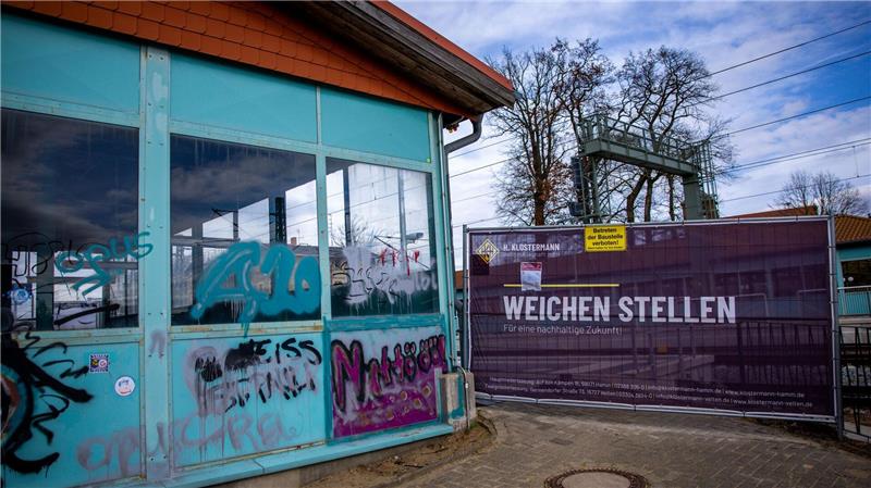 Eine Bahnbaustelle in Karstädt in Brandenburg. Nach Berechnung des Ifo-Instituts floss 2025 ein großer Teil der für Investitionen in die Infrastruktur vorgesehenen Milliardenschulden des Bundes in das Stopfen von Haushaltslöchern. (Archivbild) 