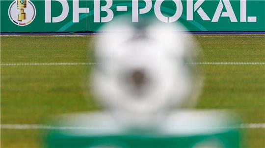 Eine Bande am Spielfeldrand zeigt den Schriftzug zum DFB-Pokal. (Archivbild)