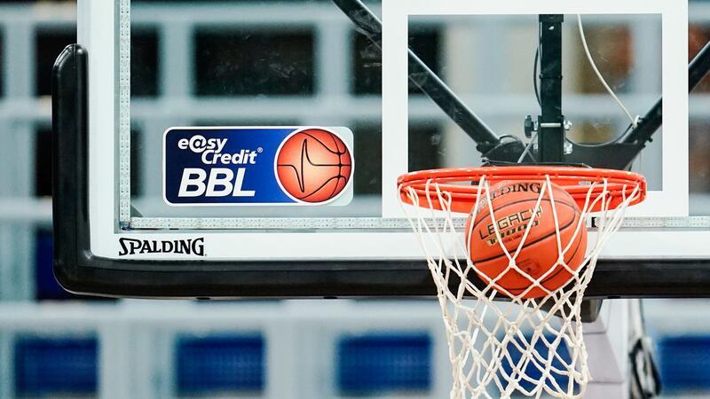 Basketball Löwen Braunschweig holen Jugendnationalspieler Eine Basketball landet im Netz.