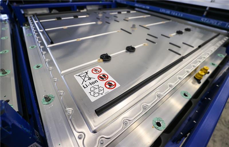 VW: Günstigere Batterierohstoffe sollen E-Auto-Preise senken Eine Batterie für den VW ID.3 liegt im VW-Werk Zwickau im Batterielager.