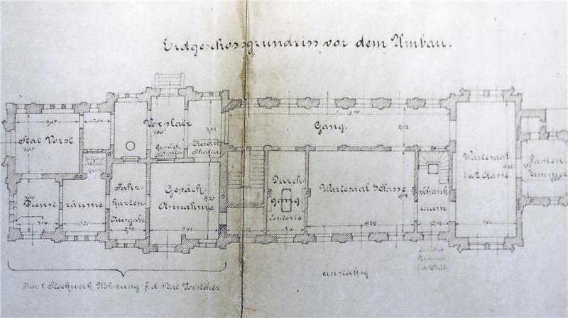 Eine Bauaufnahme vor der zweiten Erweiterung des Empfangsgebäudes im Jahr 1897.