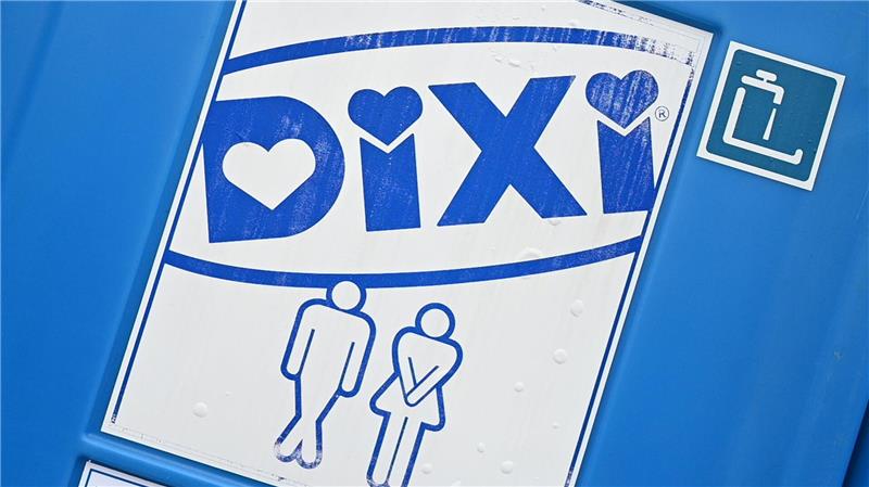 Eine Baustelle in Nienburg vermisst eine solche Dixi-Toilette. (Archivfoto)