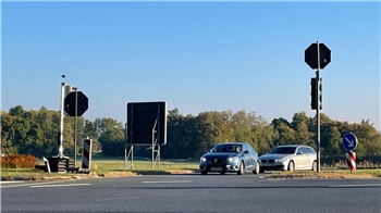 Eine Baustellenampel regelt jetzt den Verkehr. Die vom Unfall umgeknickte Ampel wurde abgesägt.