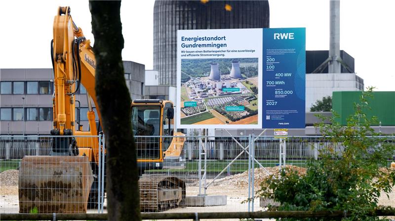 RWE beginnt Bau des größten Batteriespeichers in Deutschland Eine Bautafel informiert in Gundremmingen über den Energiestandort. (Archivbild)