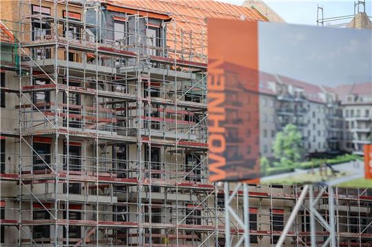 Eine Bautafel steht vor der Baustelle mehrerer Miethäuser. Der Städtetag fordert mehr Wohnungsbau.