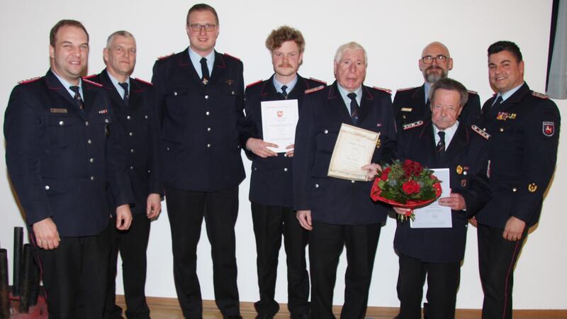Eine Beförderung, eine Ehrung und eine Ernennung zum Ehrenmitglied gibt es in Gield (v.l.): Gemeindebrandmeister Daniel Zalesinski, Ortsbrandmeister Nils Bremer, sein Stellvertreter Johannes Grauert, Oberfeuerwehrmann Klerens Klügel, Claus Moser, Kreisbrandmeister Florian Graf, Wolfgang Tacke (geehrt für 70 Jahre) und Regierungsbrandmeister Tobias Thurau.