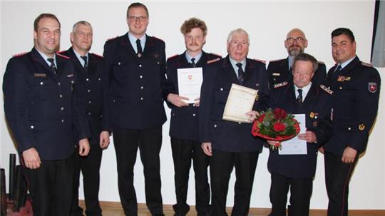 Eine Beförderung, eine Ehrung und eine Ernennung zum Ehrenmitglied gibt es in Gield (v.l.): Gemeindebrandmeister Daniel Zalesinski, Ortsbrandmeister Nils Bremer, sein Stellvertreter Johannes Grauert, Oberfeuerwehrmann Klerens Klügel, Claus Moser, Kreisbrandmeister Florian Graf, Wolfgang Tacke (geehrt für 70 Jahre) und Regierungsbrandmeister Tobias Thurau.