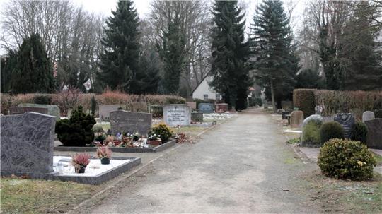 menschenleerer Weg auf dem Friedhof. 