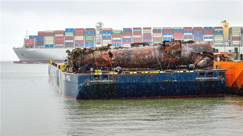 Experten bergen Teil eines gut 100 Jahre alten U-Bootes Eine Bergung des Bootes in einem Stück gelang nicht.