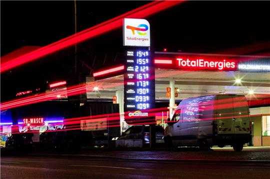 Eine Berliner Total-Energies-Tankstelle. Der Konzern will sich aus dem Tankstellengeschäft zurückziehen.