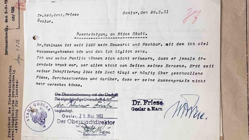Drei Goslarer lästern über Hitler, Göring und Himmler – Gefängnis Eine Bescheinigung über den Gesundheitszustand Dr. Wahlmanns vor seiner Inhaftierung. Aus den Unterlagen des NLA Wolfenbüttel. NLA WO 4 Nds Nr. 2724 Zg. 411992 Mappe III Blatt 37