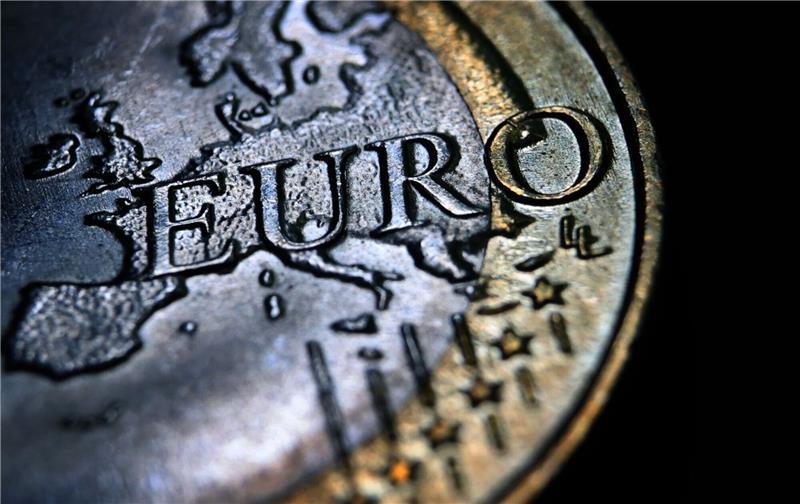 Eine Beschwerde von sieben FDP-Bundestagsabgeordneten gegen ein Gesetz zur Änderung des Euro-Rettungsfonds ESM ist vom  Bundesverfassungsgericht als unzulässig verworfen worden.