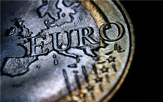 Eine Beschwerde von sieben FDP-Bundestagsabgeordneten gegen ein Gesetz zur Änderung des Euro-Rettungsfonds ESM ist vom  Bundesverfassungsgericht als unzulässig verworfen worden.