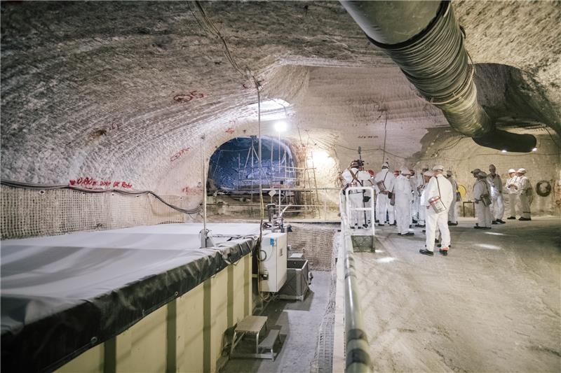 Dem Asse-Betreiber läuft die Zeit davon Eine Besuchergruppe steht im Atommülllager Asse neben einem Sammelbecken für radioaktiv belastete Lauge. In der Asse lagern seit mehr als 50 Jahren Fässer mit schwach- und mittelradioaktiven Abfällen. Foto: Ole Spata / dpa