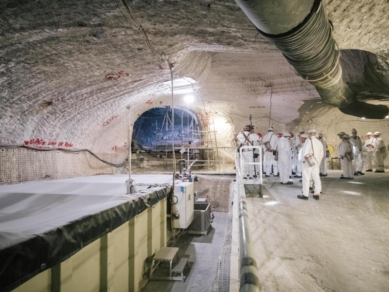 Atommüll aus der Asse: Gesellschaft treibt Planungen voran Eine Besuchergruppe steht im Atommülllager Asse neben einem Sammelbecken für radioaktiv belastete Lauge. Foto: Ole Spata/Ole Spata/dpa/Archivbild