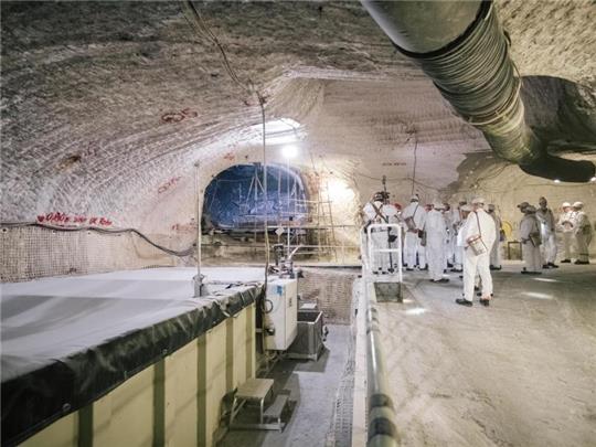 Eine Besuchergruppe steht im Atommülllager Asse neben einem Sammelbecken für radioaktiv belastete Lauge. Foto: Ole Spata/Ole Spata/dpa/Archivbild