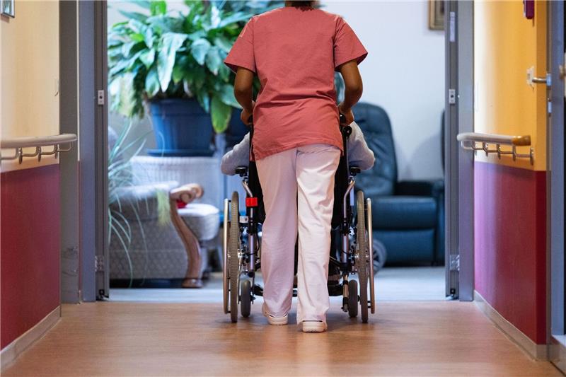 Leichter Anstieg bei neuen Auszubildenden in der Pflege Eine Bewohnerin eines Pflegeheims mit einer Pflegerin: Der Bedarf an Pflegekräften wird in den kommenden Jahren deutlich steigen.