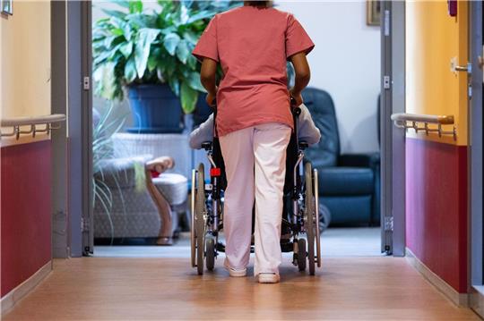 Eine Bewohnerin eines Pflegeheims mit einer Pflegerin: Der Bedarf an Pflegekräften wird in den kommenden Jahren deutlich steigen.