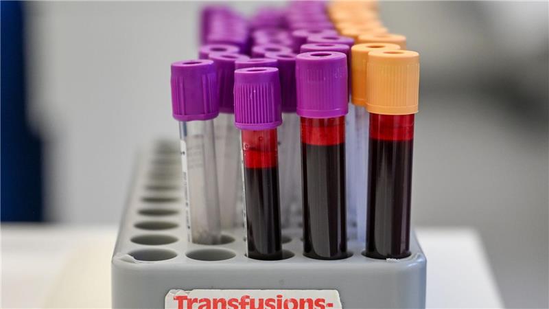 Eine Blutspende kann bis zu drei Menschen helfe (Symbolbild).