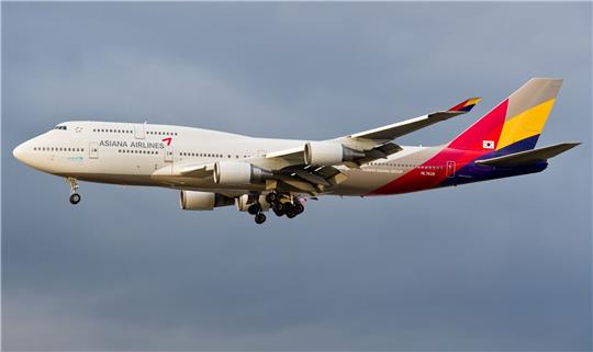 Eine Boeing 747-400 der südkoreanischen Fluggesellschaft Asiana Airlines im Landeanflug. (Symbolbild)