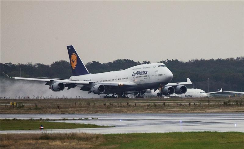 Eine Boeing 747 Jumbo-Jet der Lufthansa aus Tel Aviv rollt nach ihrer Landung zu ihrer Parkposition am Frankfurter Flughafen.