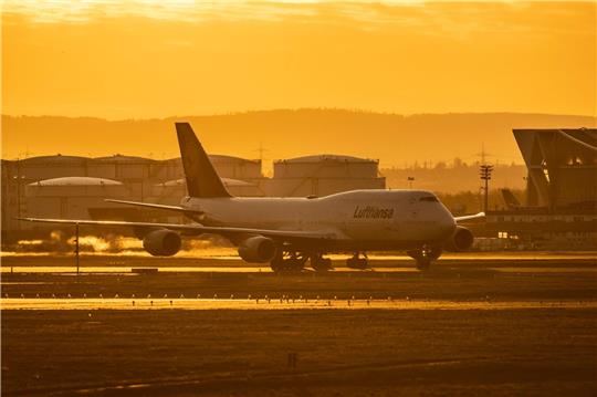 Eine Boeing 747 der Lufthansa rollt auf dem Flughafen Frankfurt zu ihrer Startposition.