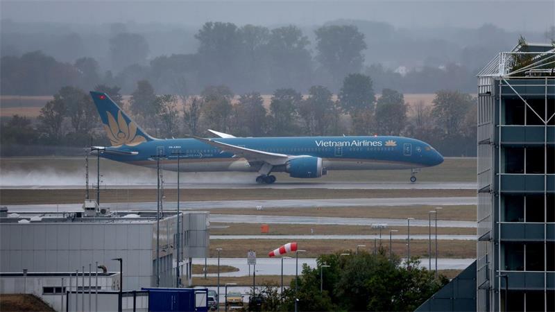 Eine Boeing 787-9 wie diese war Mitte August am Münchner Flughafen über die Startbahn hinausgeschossen und konnte gerade noch abheben. (Symbolbild)