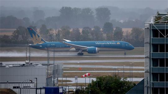 Eine Boeing 787-9 wie diese war Mitte August am Münchner Flughafen über die Startbahn hinausgeschossen und konnte gerade noch abheben. (Symbolbild)