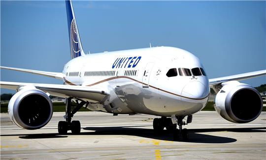 Eine Boeing 787 Dreamliner der United Airlines mit mehr als 250 Personen an Bord am Flughafen in Chicago.