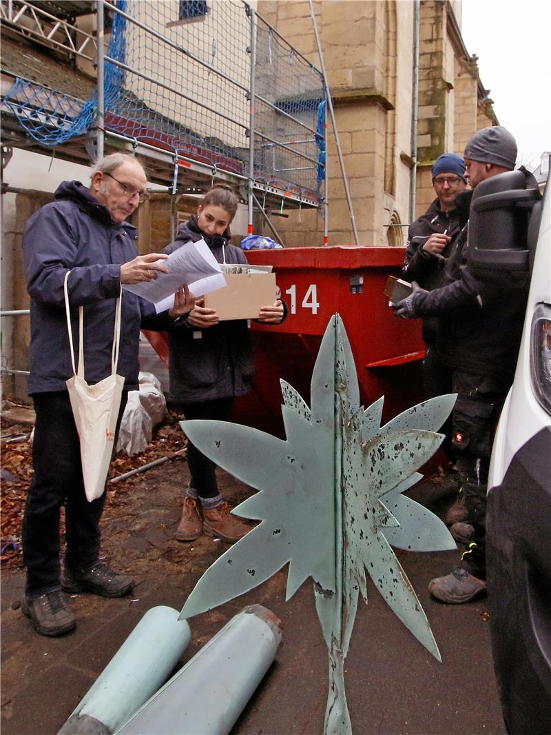 Eine Botschaft an die künftigen Generationen: Kirchenvorstandsmitglied Günter Piegsa (von links), Architektin Jana Dietzsch und die beiden Dachbaukunst-Mitarbeiter Sebastian Kaiser und Stefan Kramer-Arbeiter füllen die neue Kupferbox, die nun als Zeitkapsel in der Dachkugel ruht. Kleines Bild: Die reparierte Dachbekrönung kehrt zurück aufs Kirchendach. Fotos: Epping