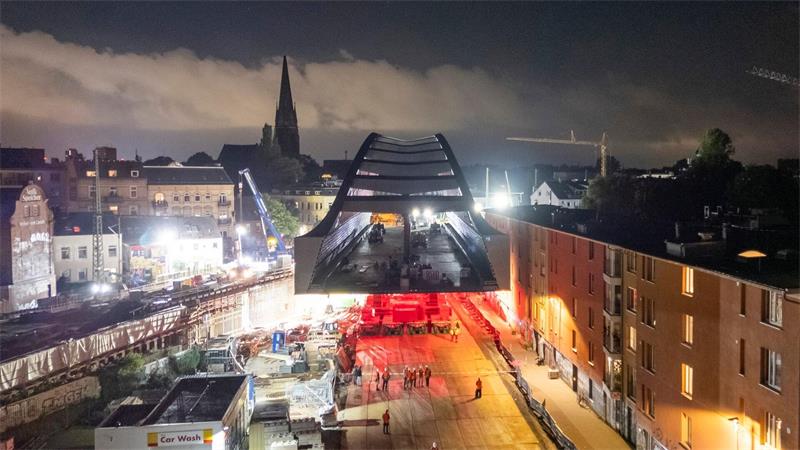 108 Meter lange neue Bahnbrücke rollt durch Hamburg Eine Brücke schwebt durch die Stadt. Der Rohbau der neuen Sternbrücke auf dem Weg ins Ziel.