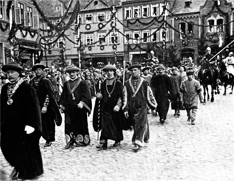 Eine Bürgerparade in historischen Kostümen: Der Festzug zur Tausendjahrfeier führt über den Goslarer Marktplatz.