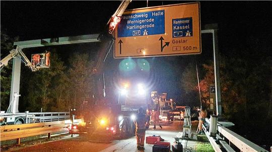 Eine Bundesstraße hat gelbe Schilder, eine Autobahn blaue – und die sind nicht nur größer, sondern müssen auch anders angebracht werden. Deshalb werden – wie hier bereits im Oktober 2021 –mächtge Schilderbrücken gebaut und bestückt. Archivfoto: Schlegel