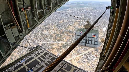 Eine C-130 der Bi-Nationalen Staffel „Rhein“ wirft Hilfsgüter über dem Gazastreifen ab.