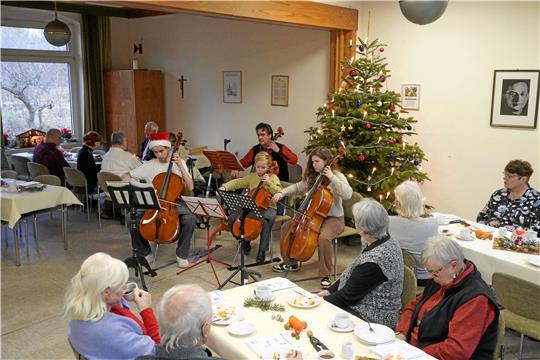 Eine Cellogruppe der Kreismusikschule unterhält die Besucher. Foto: Schlegel