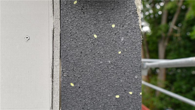 Das Haus energetisch sanieren: Wie gehe ich es richtig an? Eine Dämmung der Außenfassade spart Energie.