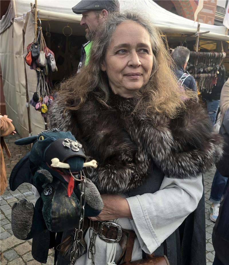 Eine Dame des Mittelalters zeigt stolz ihr Haustier.
