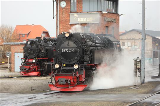 Eine Dampflok der Harzer Schmalspurbahn HSB rangiert an der Einsatzstelle. Die HSB hat heute (30. November 2021) den Zugverkehr auf der Strecke zwischen Schierke und dem Brocken eingestellt. Grund sind heftige Orkanböen die auf dem Brocken toben. Foto: dpa