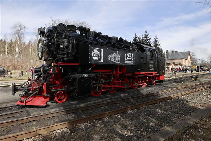 Brockenbahn feiert 125-jähriges Jubiläum Eine Dampflok der Harzer Schmalspurbahnen GmbH (HSB) steht im Bahnhof Drei Annen Hohne.