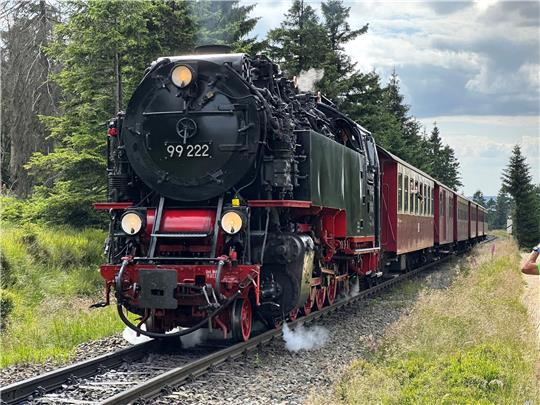 Eine Dampflok der Harzer Schmalspurbahnen (HSB) schnauft den Brocken hinauf. Wenn es nach dem Rat der Stadt Braunlage und der HSB geht, soll er auch bald Braunlage anfahren.  Archivfoto: Eggers
