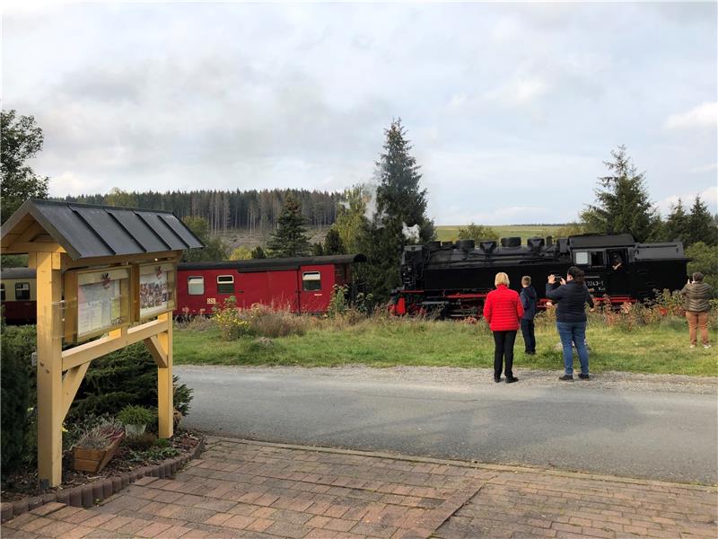 Eine Dampflok der Harzer Schmalspurbahnen auf dem Weg durch Sorge: Wenn es nach CDU-Vorsitzenden Lothar Meyer geht, soll sie bald auch über den Nachbarort nach Braunlage fahren. Archivfoto: Eggers