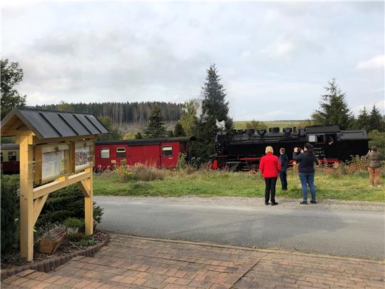 Eine Dampflok der Harzer Schmalspurbahnen auf dem Weg durch Sorge: Wenn es nach CDU-Vorsitzenden Lothar Meyer geht, soll sie bald auch über den Nachbarort nach Braunlage fahren. Archivfoto: Eggers